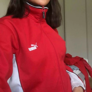  - röd/vit/blå puma-”kofta” typ storlek S men passar mig som har M