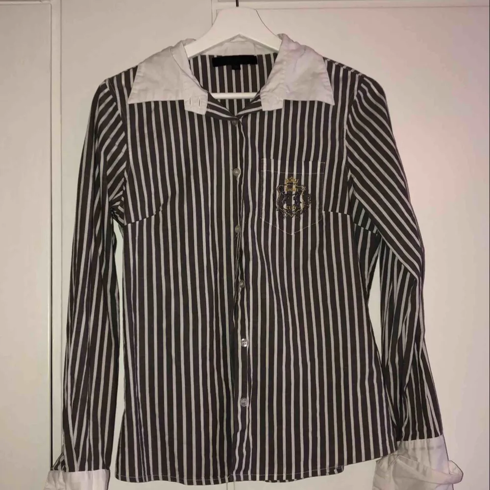 Grå randig skjorta från Capri Collection säljes då den är för liten och inte har kommit till användning tidigare. ( Inte strykt på bilden ) 50kr + frakt 🤗. Skjortor.