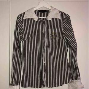 Grå randig skjorta från Capri Collection säljes då den är för liten och inte har kommit till användning tidigare. ( Inte strykt på bilden ) 50kr + frakt 🤗