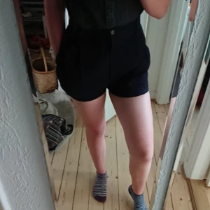  - Snygga korta högmidjade shorts! Frakt tilläggs. Bra skick, knappt använda. 