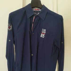  - Tommy Hilfiger.   Kan mötas i Stockholmstrakten alternativt betalar köparen för frakten