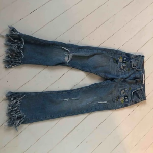 Jeans  - Ett par jeans med slitningar och fransar nertill. Knappt använda!  Frakt tillkommer 