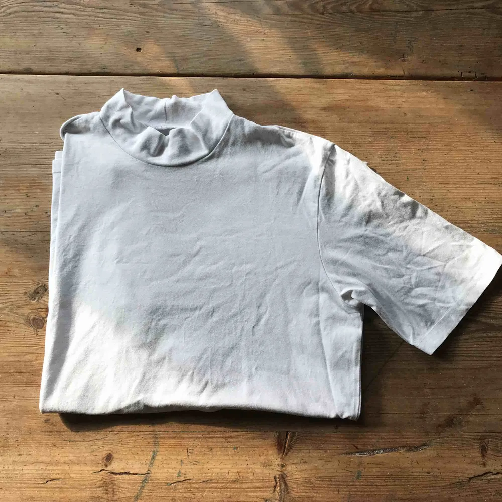 kortärmad polotshirt från weekday, knappt använd. köparen står för frakt!<3. T-shirts.