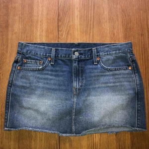  - Levis kjol i en rak modell