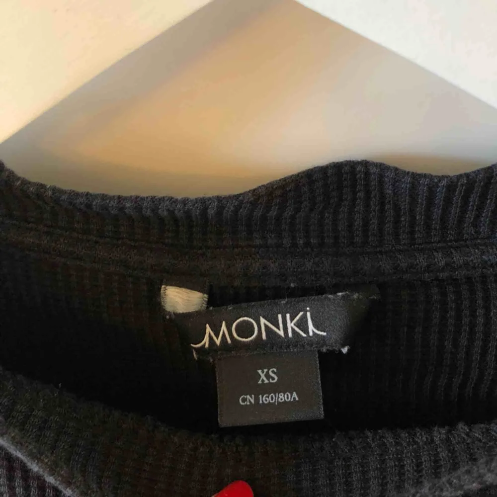 Croppad tröja från Monki i storlek xs. Frakt 50kr eller möter upp i Kristinehamn . Tröjor & Koftor.