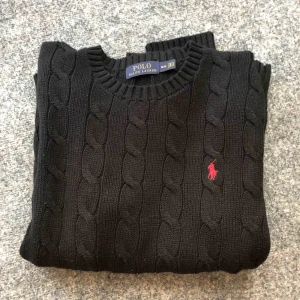  - Svarta Ralph lauren cardigan, sparsamt använd Storlek M, herrstorlek, ord pris 1099:- Från ett djurfritt/rökfritt hem Skickas runtom i Sverige, inga returer, säljes i samma skick som foton ovan.