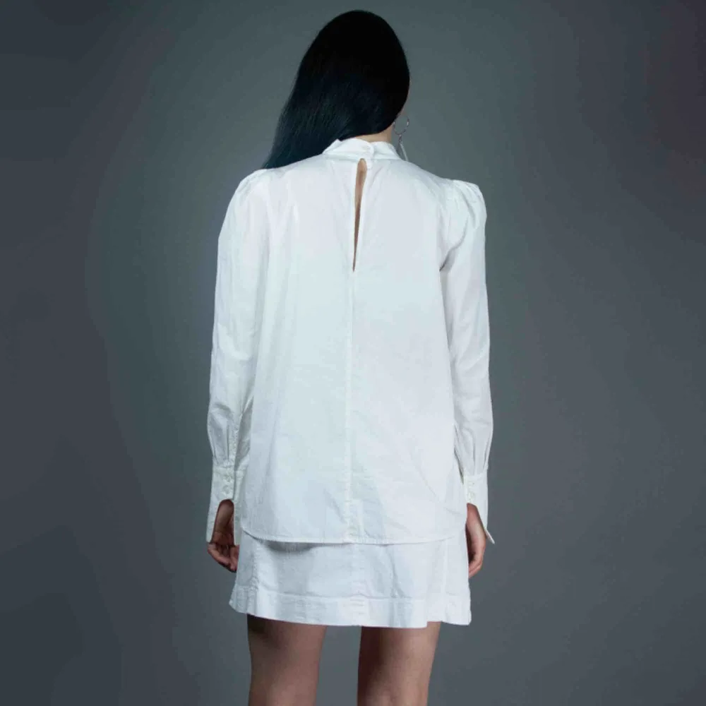 H&M Conscious Exclusive cotton shirt in white size S SIZE & FIT Label: EUR 36, fits best XS/S Model: 165/XS Measurements (flat): Length: 66 cm pit to pit: 47 cm Free shipping. Skjortor.