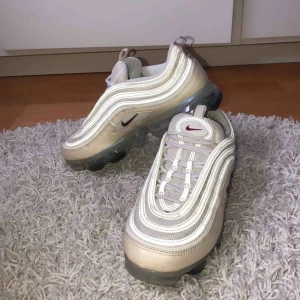  - FLER SKOR LÄGG UPP SNART! En limited crossover mellan Vapormax och AirMax 97 i färgen Metallic Cashmere. Väldigt sällsynta och finns ej i butik. Jag köpte dom för 2700kr och de är ej använda mer än 10 gånger.