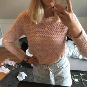  - Gullig smutsrosa tröja från Vero Moda köpt förra sommaren och använd några enstaka gånger. Säljer då det inte är min stil längre:(💓 Längden visas bäst på sista bilden