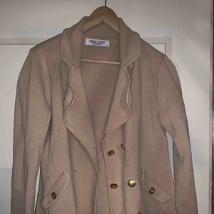  - Kofta med guldiga knappar, beige 