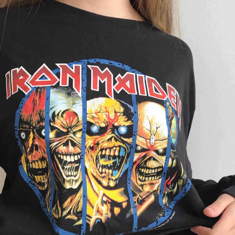 Iron maiden långärmad crop-top. I storlek L men nice att ha oversized. Tröjor & Koftor.