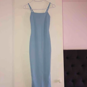  - Tight babyblå klänning som är tyvärr för liten för mig :/ har en likadan fast i babylila för referens. Aldrig använd