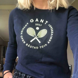  - En gant tröja från förra årets limiter edition. Den är i bra skick då den knappt är använd.