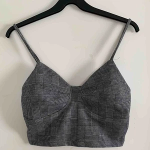  - En rutig crop top från Nelly helt oanvänd, i nyskick och perfekt till sommaren och alla festivaler. Strl är M men skulle säga att den även passar S  Betalning sker via Swish 