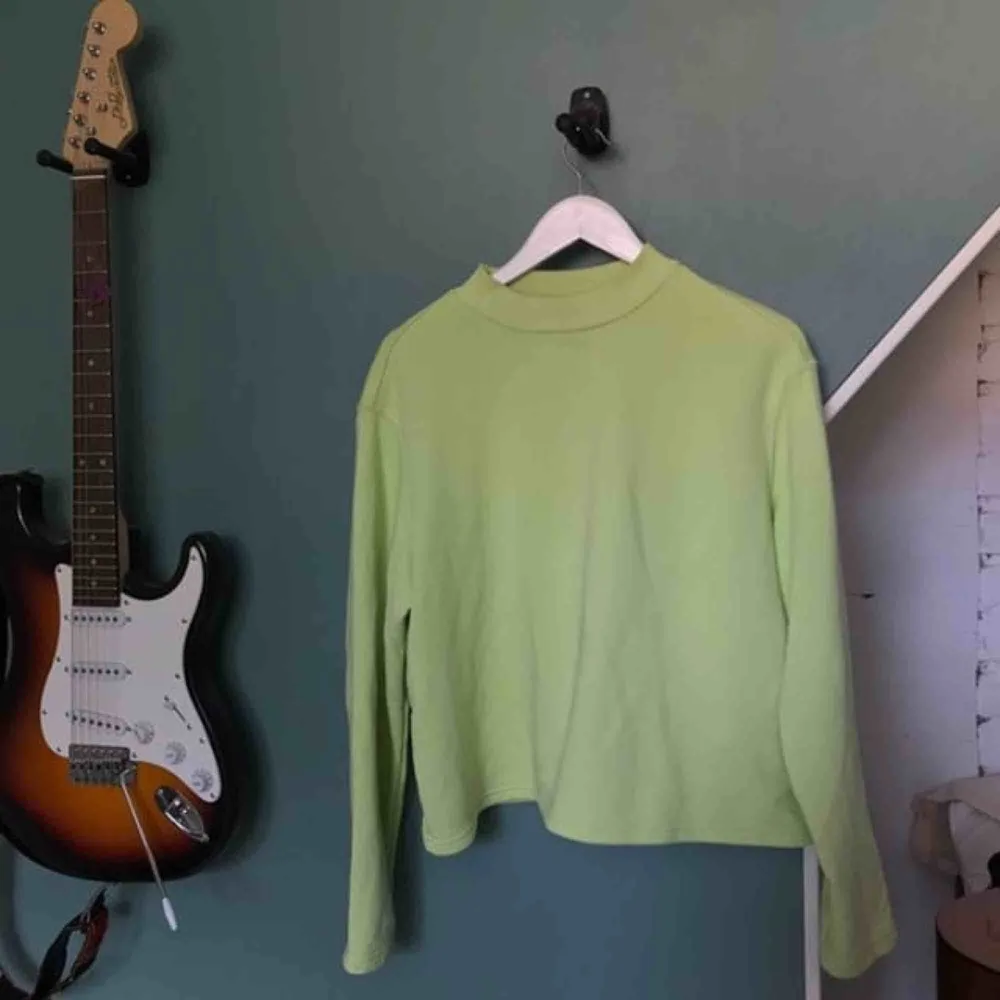 Neongrön tröja från weekday. Har bara använt några gånger, kan mötas i Sthlm eller skicka 👼🏼. Tröjor & Koftor.