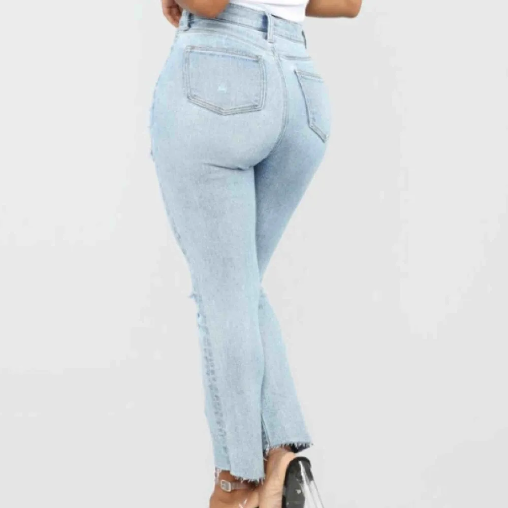 Säljer dessa oanvända jeans från fashionnova, de är för små för mig så kan ej ta bild med dom på. Amerikansk storlek 5, vilket är 38. Frakt tillkommer :). Jeans & Byxor.