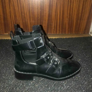  - Boots från pull&bear!  Dammiga pågrund av att dom aldrig används och bara stått i garderoben, säljer för att jag köpte fel storlek!  Möts upp på Södermalm annars frakt 50kr 