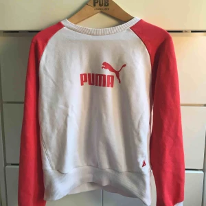  - En röd och vit pumatröja, denna tröja är riktigt ball och funkar till det mesta riktigt snyggt med ett par vita jeans, användes ej längre, storleken dock är mindre än M passar nog S/XS bättre 