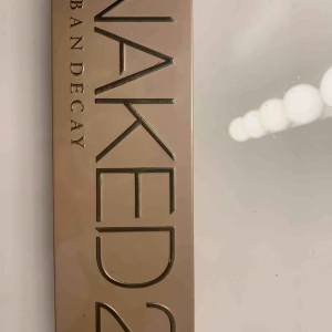  - NAKED 2 från urban decay. Drömmigaste paletten som finns, har även den 2 st av därav får en gå till någon som behöver den mer. Inte alls använd mycket! 