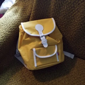 - Jättefin liten barnryggsäck! Haf en fläck på baksidan, stör inte men syns på sista bilden!