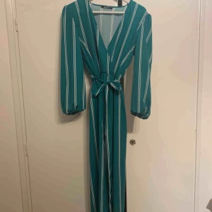  - Långklänning från GinaTricot, lite grönare i verkligheten än på bild. Två slitsar och ett bälte i midjan. Aldrig använd för har inte fått tillfälle :(