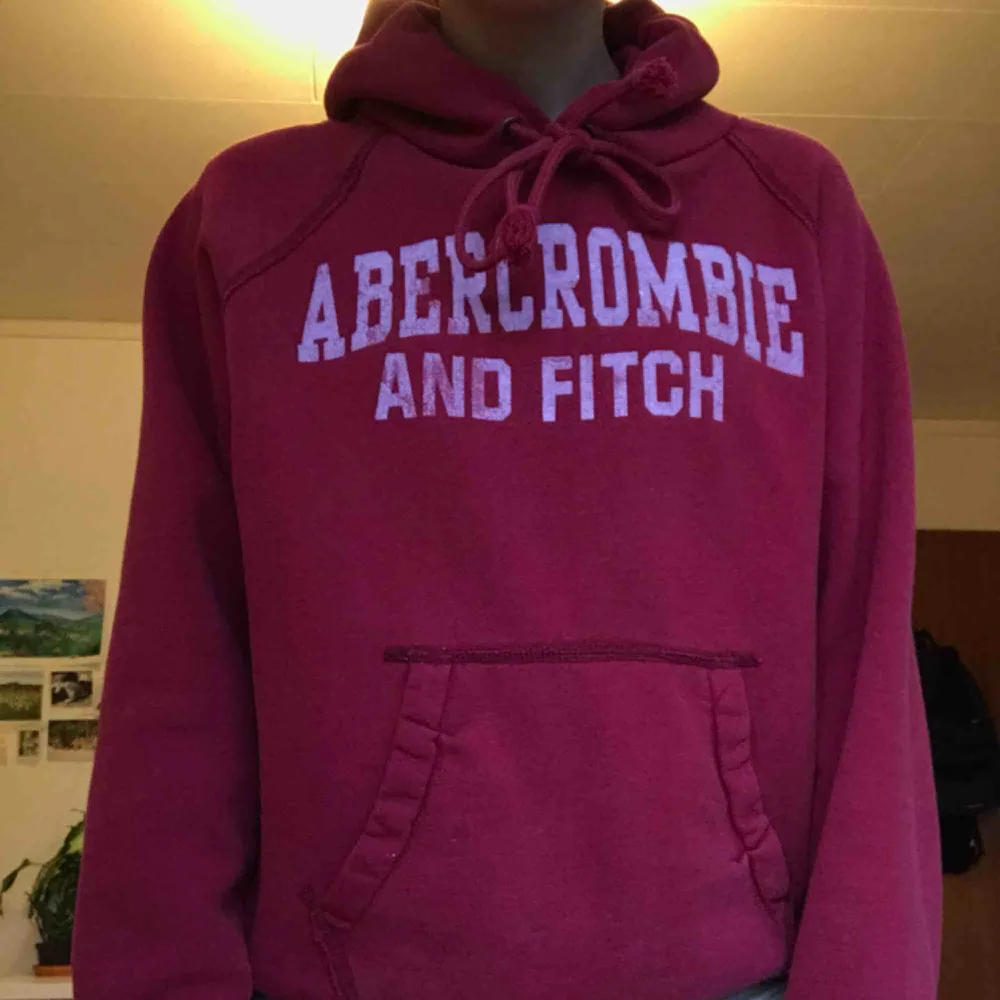 Säljer denna snygga retro Abercrombie and fitch hoodien som jag köpte på Beyond retro. Sitter sjukt snyggt på men känner att jag inte längre har nån användning av den:)) Köparen står för frakt annars så kan jag mötas upp på söder 💖. Hoodies.