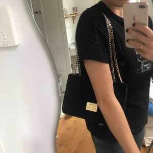  - enkelt men snygg mockaväska i svart med gulkedja!! 