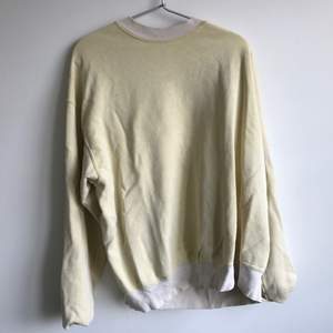 Ljusgul oversized tröja köpt från Urban outfitters, står ingen storlek på den men skulle uppskatta den en L ungefär. 