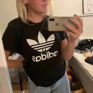  - Tröja från Adidas, köparen står för frakt (Ev mötas upp i Gbg) ❤️