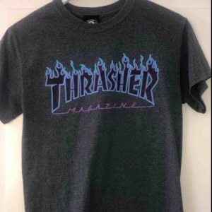  - Äkta trasher t-shirt. Köpt för ungefär 550kr. Det är bara att ställa frågor om ni undrar något finns inga dumma frågor☺️ högsta bud: 300kr