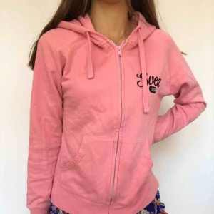  - Mycket mysig rosa kofta från Svea. Säljer på grund av att jag använder den för sällan. Köpt för 300kr. Frakt tillkommer 