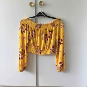  - Superfin off-shoulder topp från hm! Säljer då den tyvärr inte kommer till användning. Använd ca 3ggr! Frakt tillkommer
