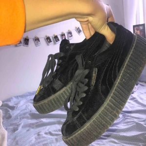  - Ett par puma fenty by Rihanna sneakers. De köptes 2016 tror jag och går inte att få tag på någon stans, natureller är velvet. Supersnygga skor som har något litet slitage.