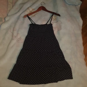  - Jättefin kvalité sommarklänning. Säljer pga att den är för liten för mig. Storleken är 152 men den är jättestretchigt och passar de som har storlek XS-S.💓Köparen betalar själv för frakt men priset kan diskuteras. Den är använd ett par gång och ser ut som ny.🥰