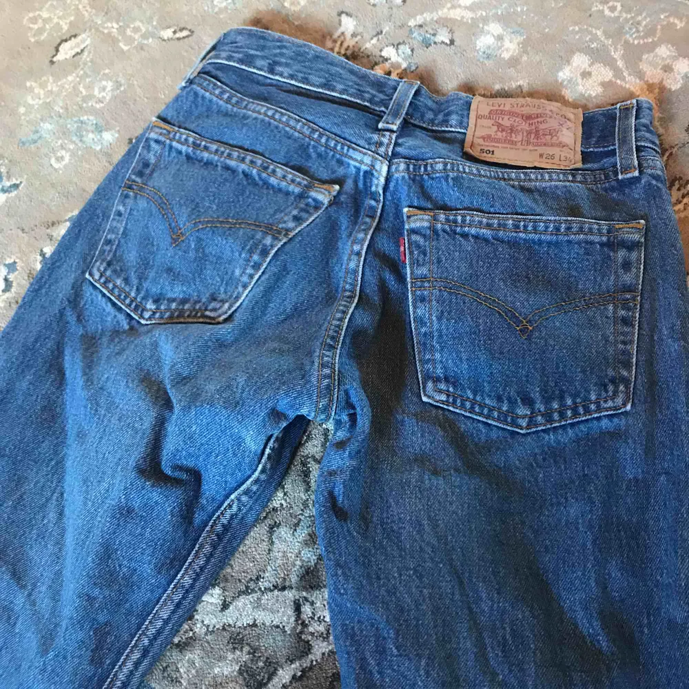 Snygga Levis jeans med slitningar/hål i knäet😍 köparen står för frakt 🌸. Jeans & Byxor.