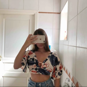  - Fin sommartopp med blommigt mönster!