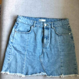  - Blå jeanskjol med dragkedja. Säljes pga för stor.  70 kr + frakt. 🌸