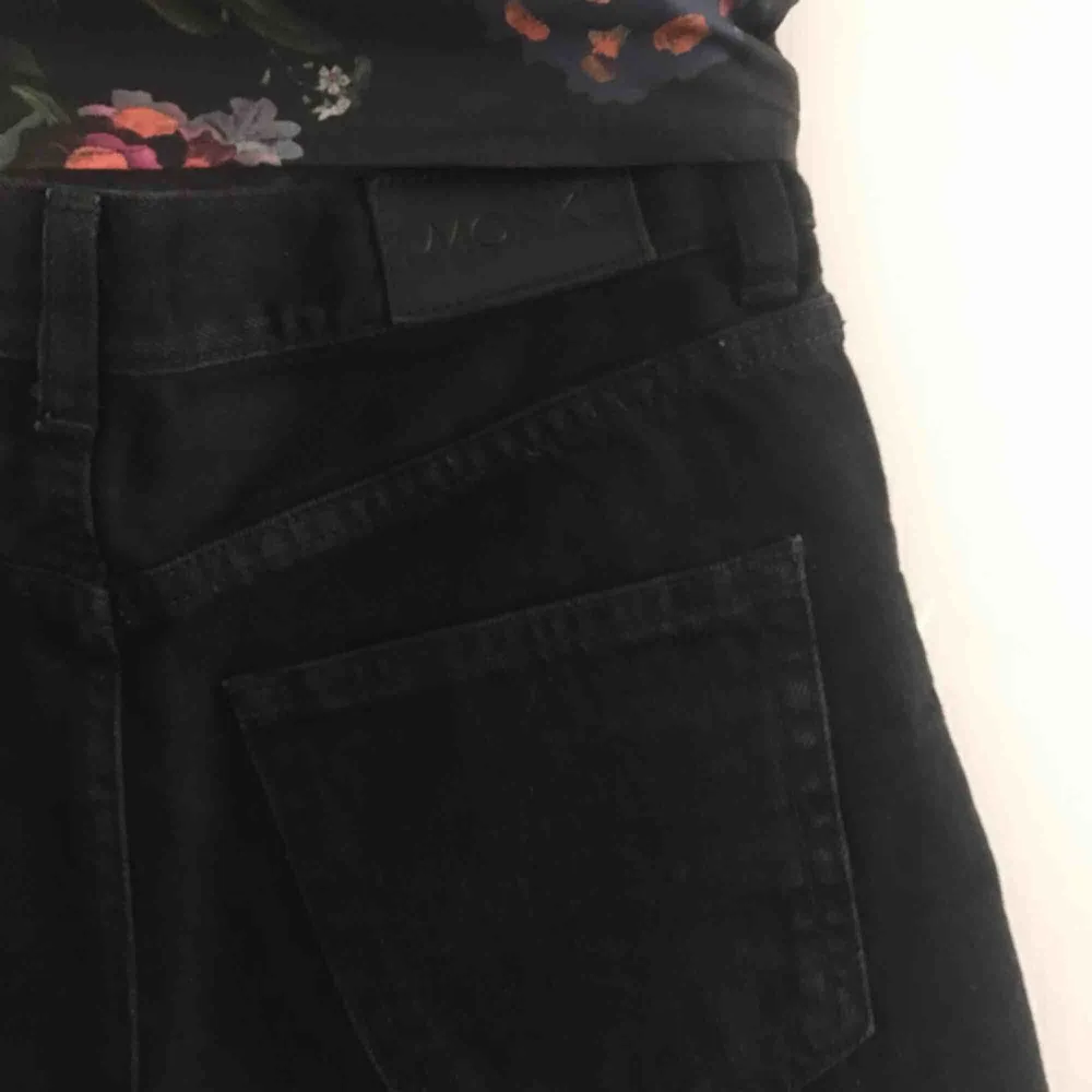 Korta svarta jeansshorts med hög midja från monki 💫. Shorts.