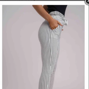  - Kostymbyxor med snörning i midjan. Strl M men mer som S/XS, aldrig använda