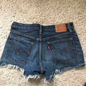  - Säljer ett par levi’s shorts  pga att de är för stora för mig. Fint skick. Kan frakta eller mötas upp i Örebro. Frakt ingår ej i priset. Skriv för mer Info. 