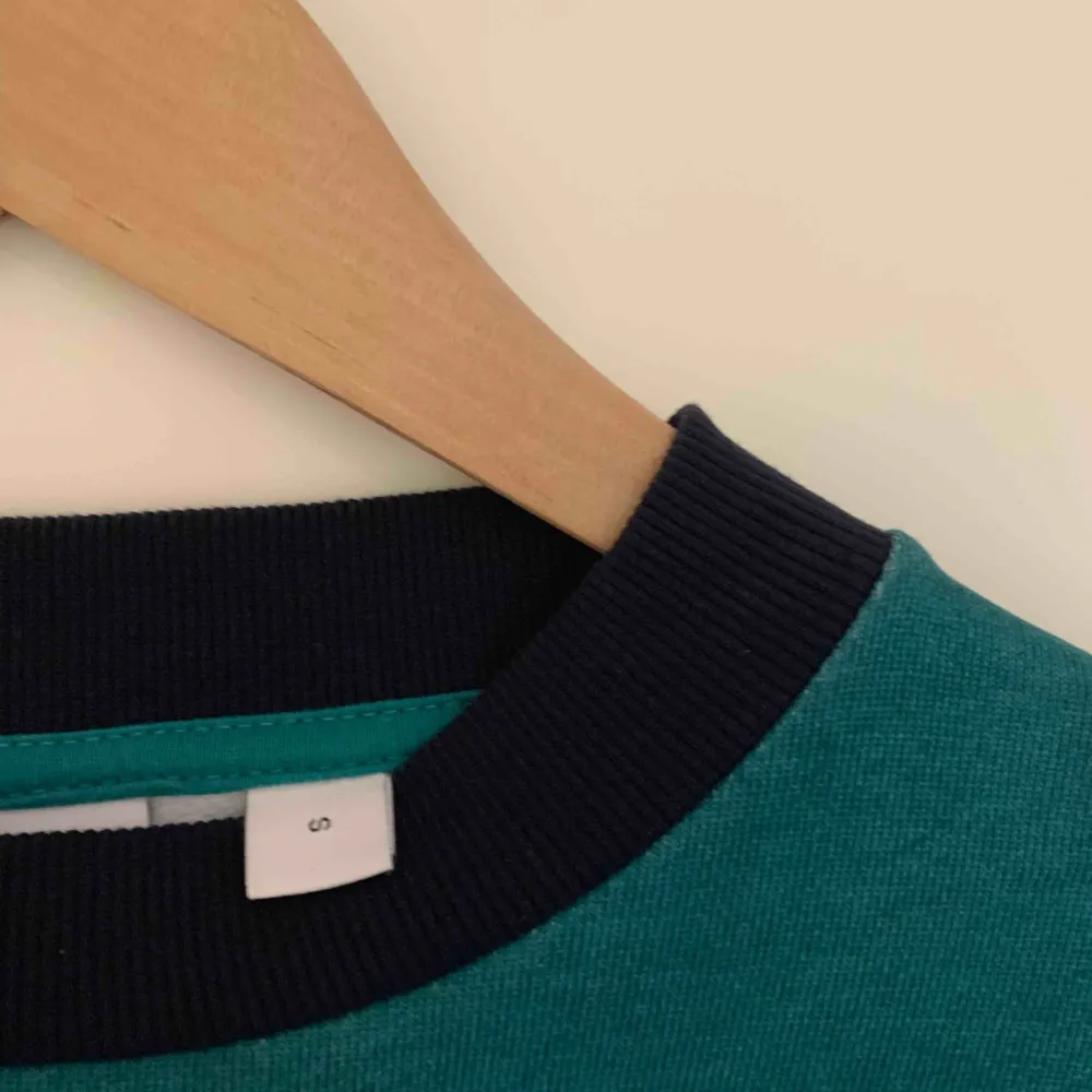 Sjukt fin sweatshirt (grön/mörkblå) från ASOS som dessvärre inte kommer till användning utan skavanker (i princip ny). Tröjan är lite oversized.  Ärmarna ser ut precis som kragen. Unik samt snygg modell.. Tröjor & Koftor.