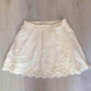 Vit somrig kjol från ONLY i storlek 36. Mycket fint skick!  Skickas mot fraktkostnad eller möts upp vid Fridhemsplan.