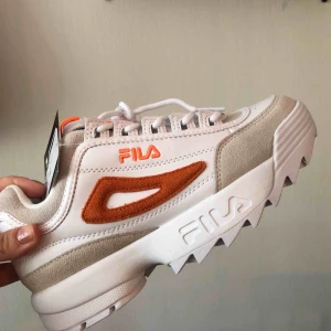  - Helt oanvända FILA Disruptor II i storlek 37 (passar även 36). Säljes pga att dom är för små för mig. Säljer dom för samma pris jag köpte dom för eftersom dom är helt oanvända. Hör av dig för fler bilder. Köparen står för frakten. 