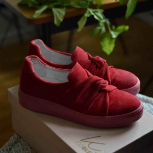  - Sköna skor i äkta mocka från K.Cobler. Använda vid två tillfällen.   Storlek 40, jag är vanligtvis en 40-41 men de är aningen små för mig. 