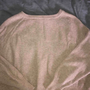  - Beige stickad tröja ifrån chiquell med dragkedja detalj i ryggen💗