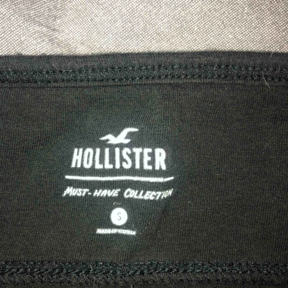 Svart croppad topp ifrån hollister . Skjortor.