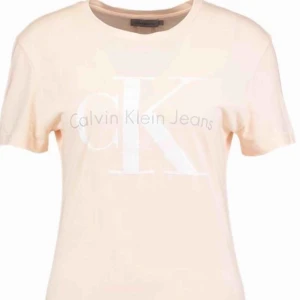  - Sällan använd Calvin Klein t-shirt som bara ligger hemma. Beige/rosa i färgen men jätte fin, köpt på Jolina i höstas. Frakt ingår i priset