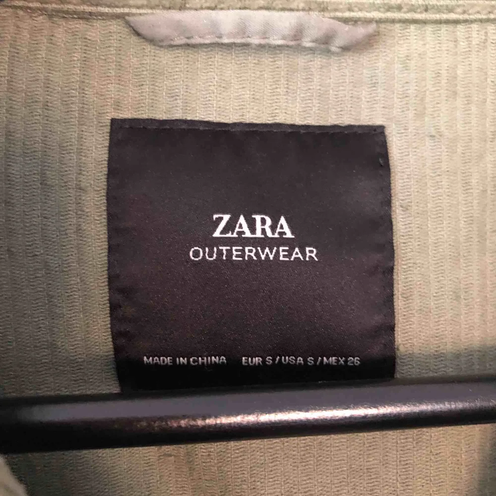 Manchesterjacka från Zara storlek S, köparen betalar frakt . Jackor.
