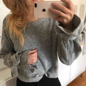  - **Frakt ingår ej i priset!** Kategori: Tröja med knytärmar Märke: Forever21 Storlek: Small Färg: Grå