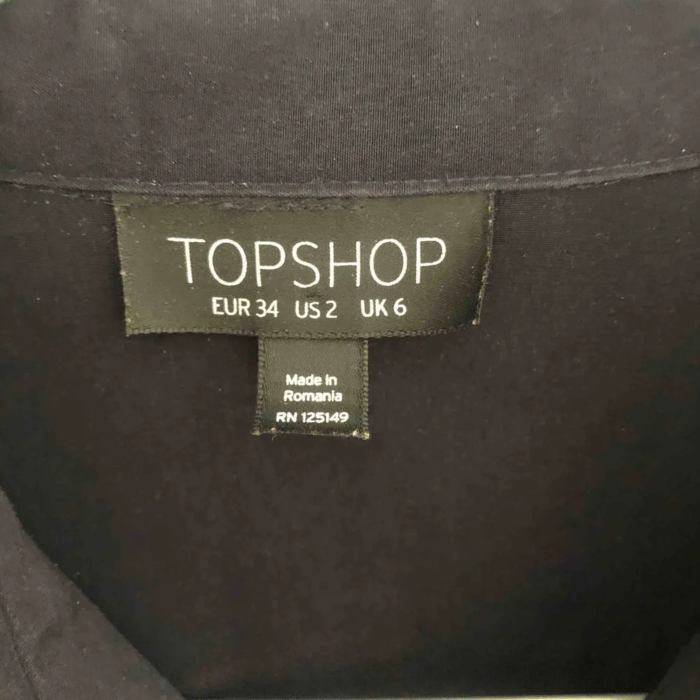 Mörkblå skjortklänning från Topshop. Använd fåtal ggr i mycket bra skick! Kan skickas mot fraktkostnad eller mötas i Sthlm. . Skjortor.